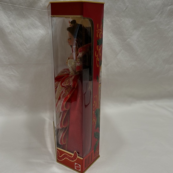 Happy Holidays Barbie - Picture 2 of 6